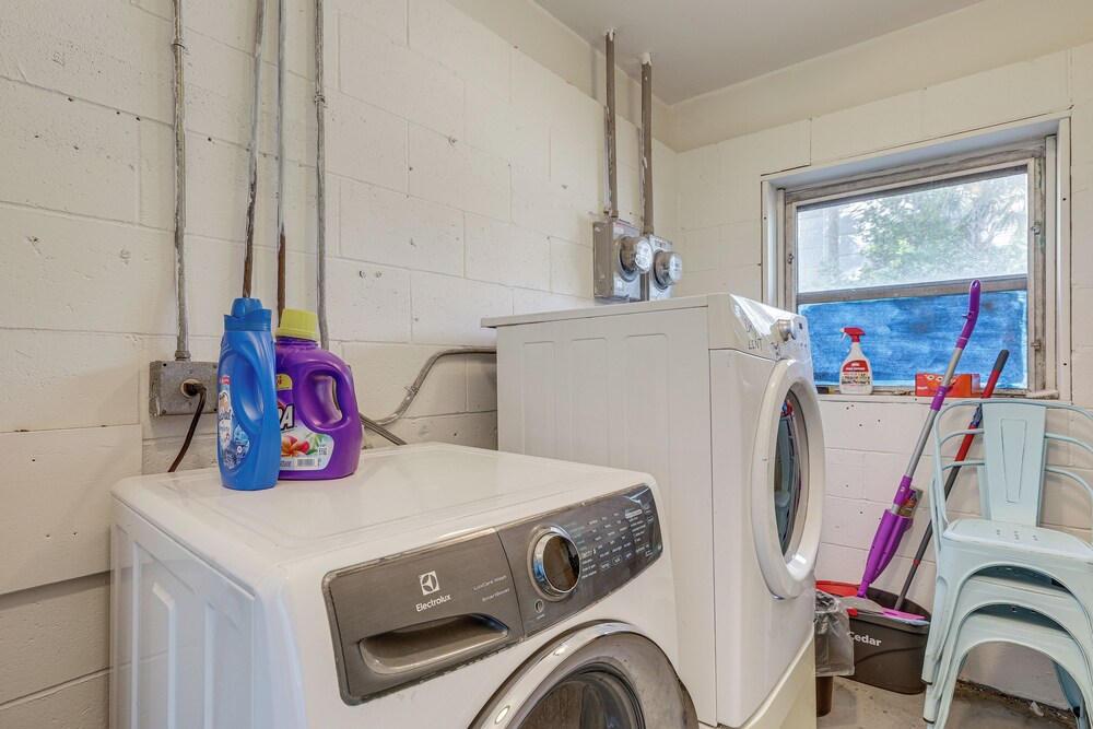 Walk to Shops & Dining: Downtown Stuart Home!