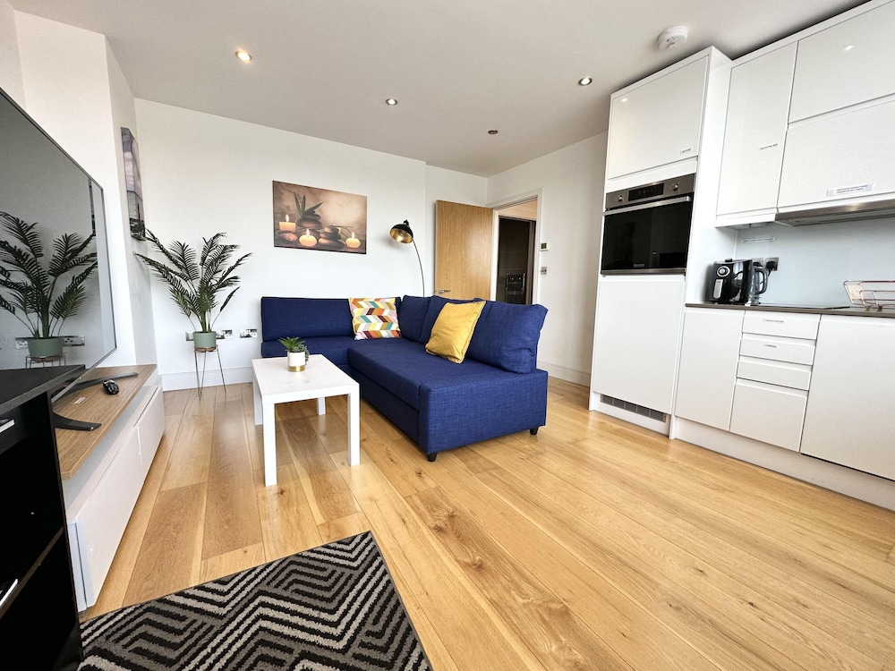 Condo Apartment With Workspace