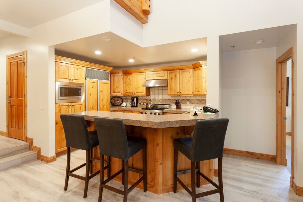 Trail's End Lodge at Deer Valley Resort - Four Bedroom Residence with Space #504 4 Condo