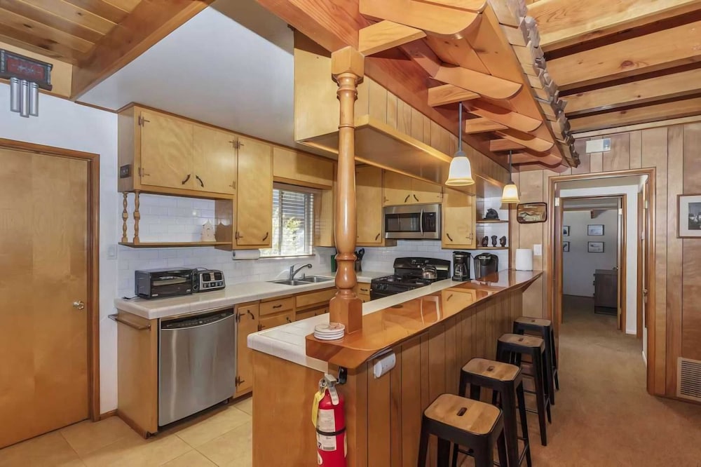 Sleeps 23 2 Homes, Lakefront, Private Dock, Hot Tub, Game Room, Swingset, View