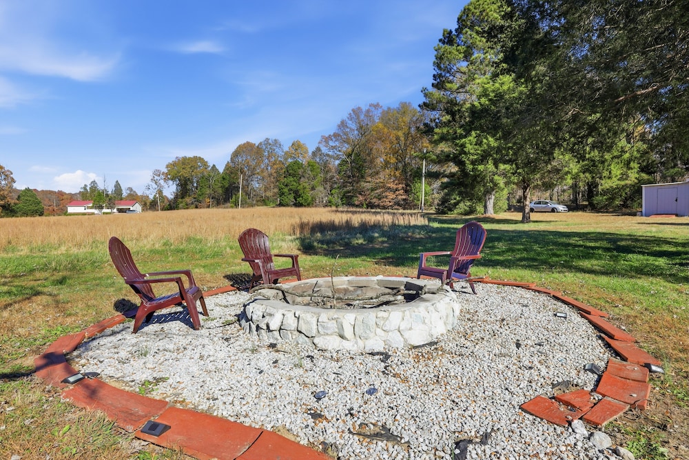 Cozy Country Retreat Hot Tub, Fire Pit & Guitars 2 Bedroom Home