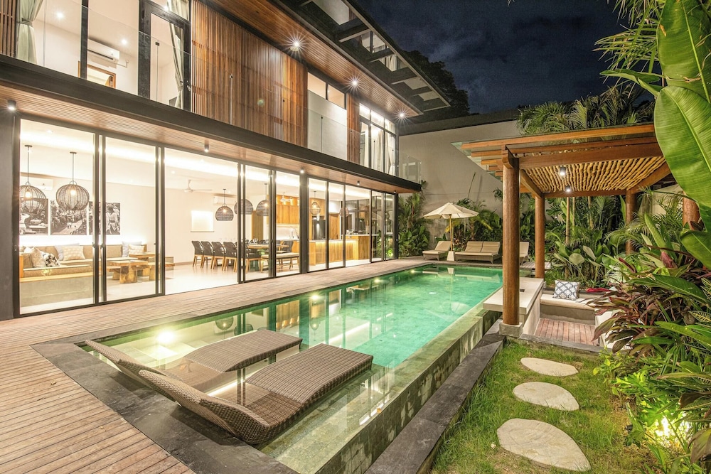 Elegant 6BR Canggu Retreat Just 400m to the Ocean