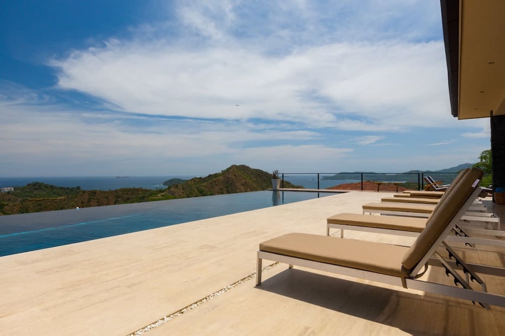 w Breathtaking 9BR Villa in Costa Rica