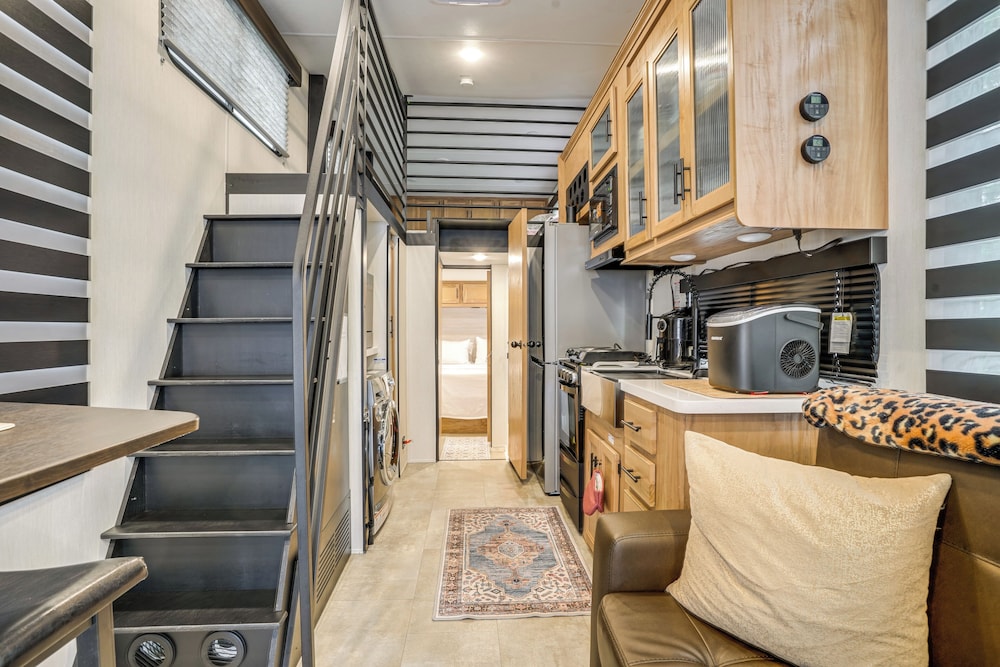10 Mi to Leesylvania & River: Sleek Mobile Home