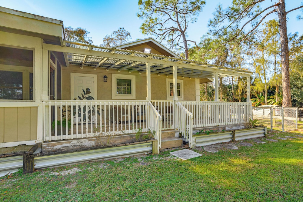 Peaceful Loxahatchee Apartment w/ Covered Porch