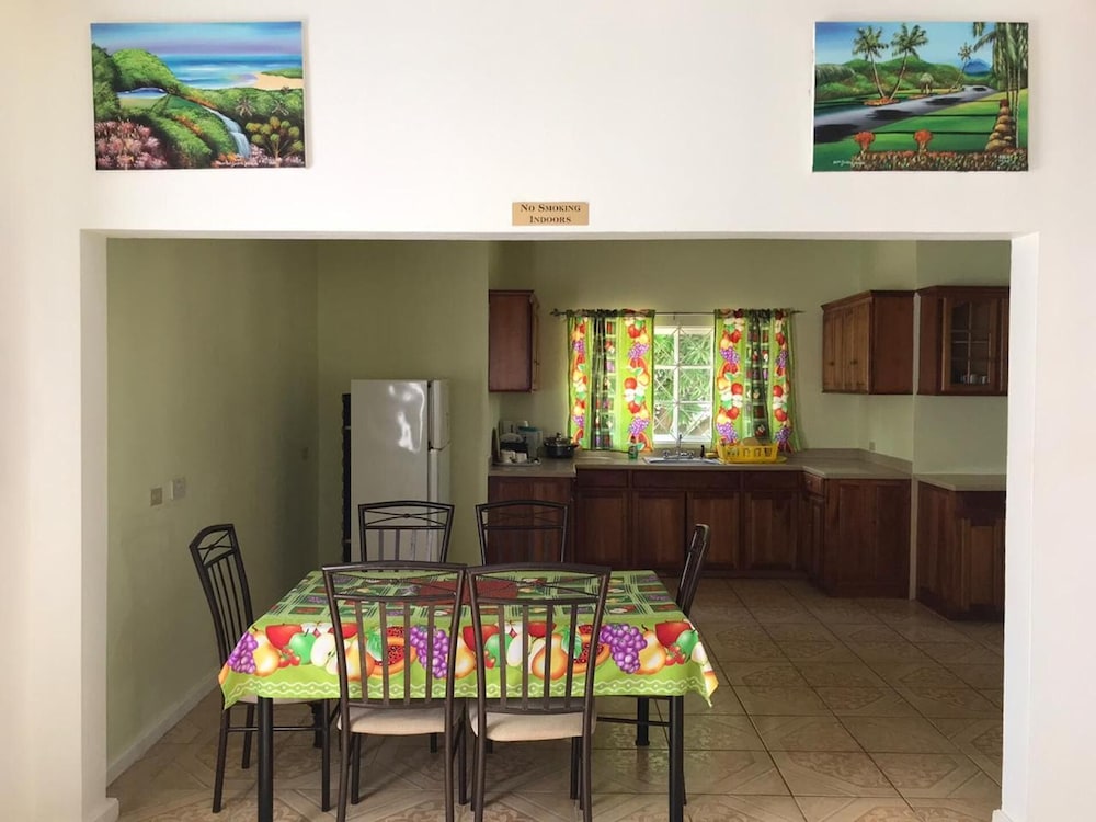Beautiful 2-bed Apartment in Sunny Jamaica view 4