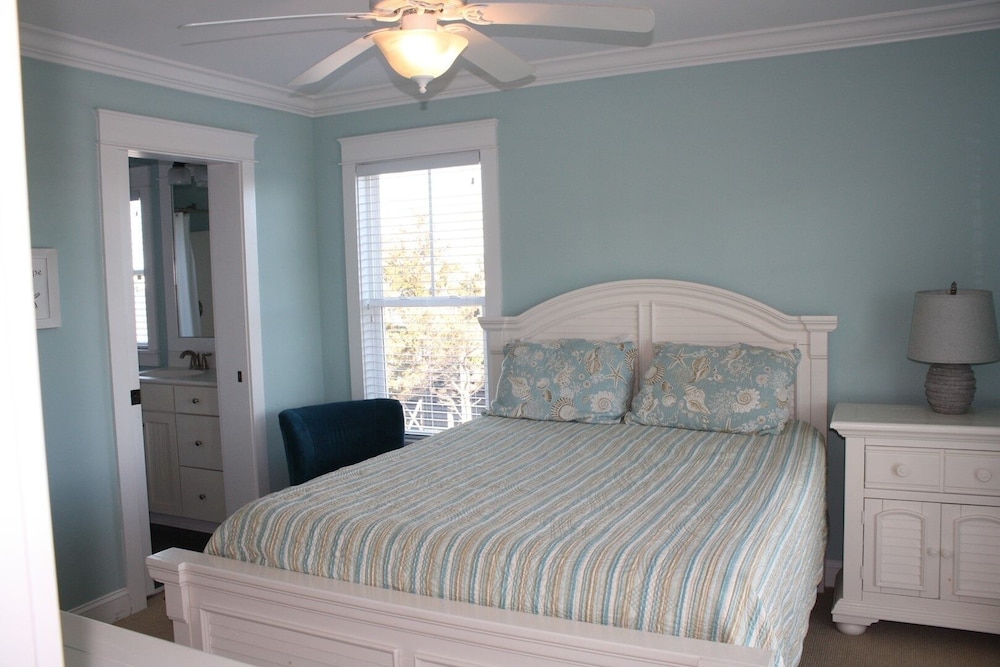 Beach Crew 4 Bedroom Home by RedAwning