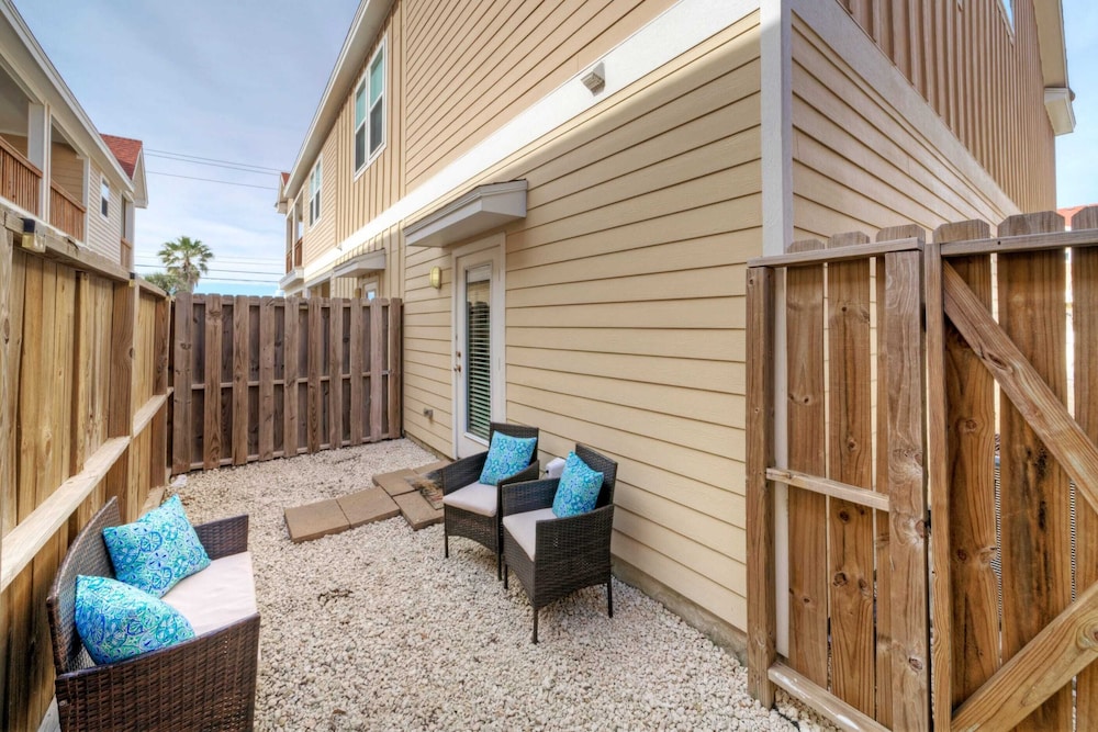 Sleeps 29, 3 Homes Beachside Resort Pool, Walk to the Beach