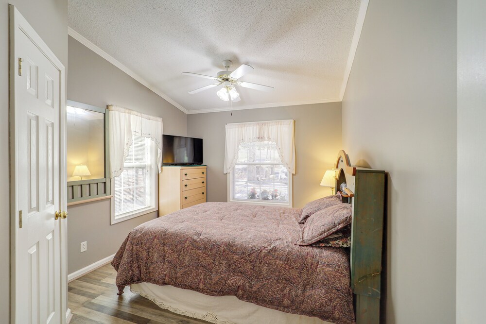 Pet-friendly Beech Mtn Home, 2 Mi to Skiing/hiking view 5
