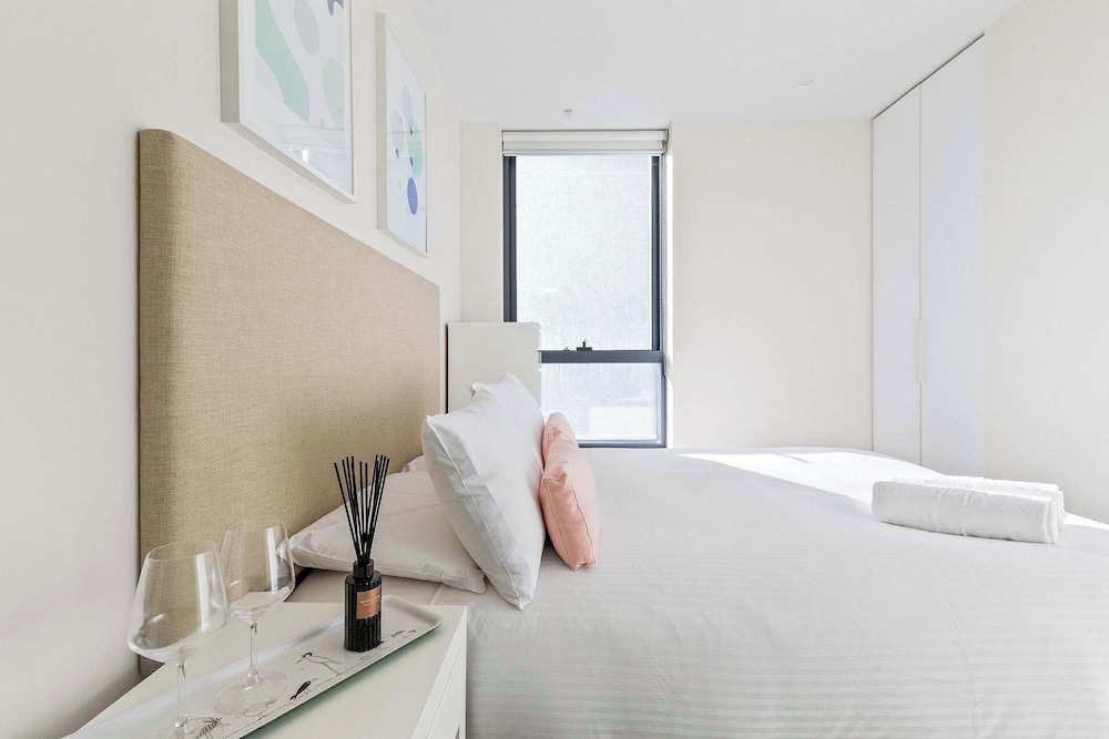 City View 2br, Free Parking, Bright & Central Apt