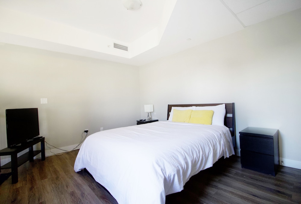 Living Suites Toronto - Queens Park - Image 4