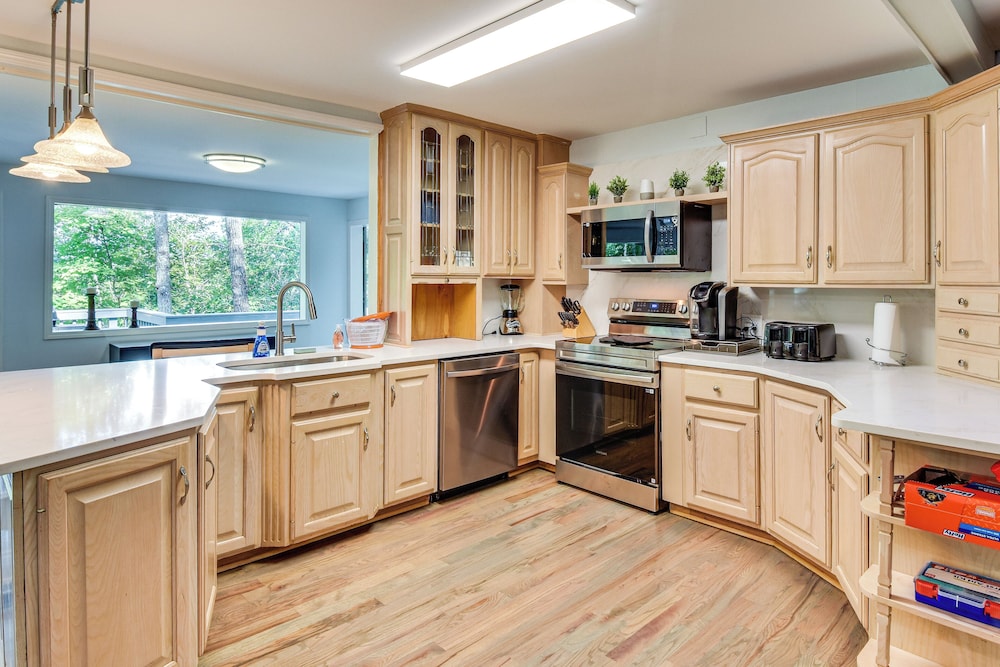Woodsy Retreat w/ Deck & Views in Dahlonega!