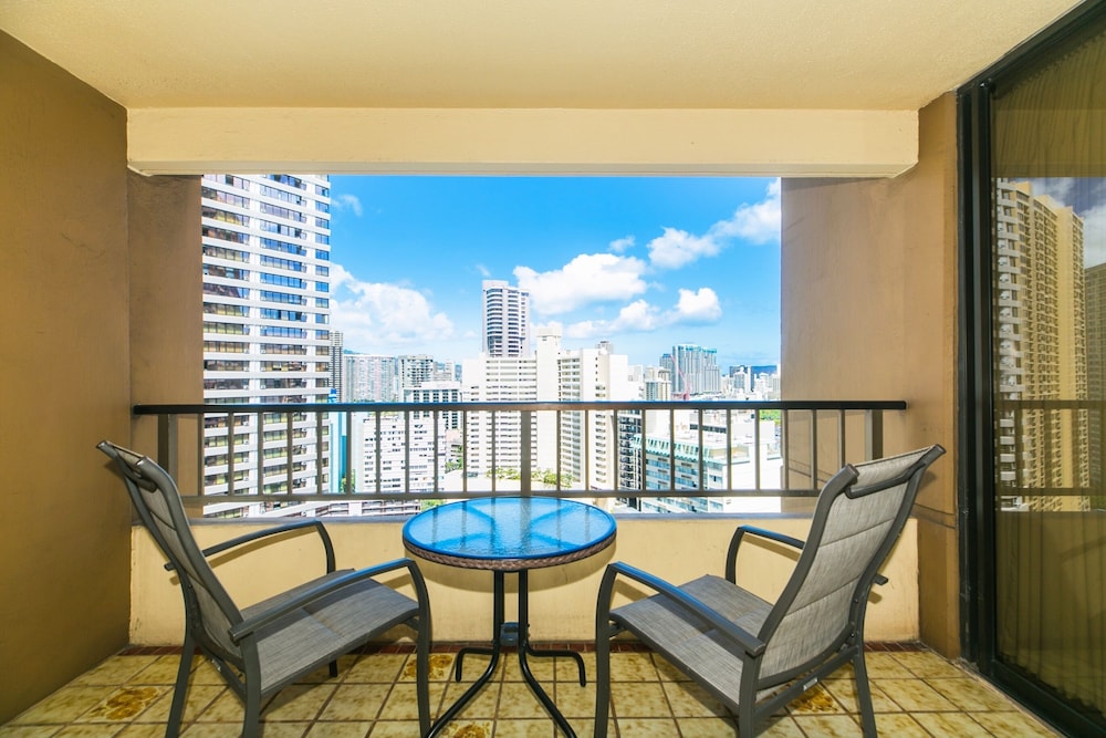 Discovery Bay 2308 1 Bedroom Condo by RedAwning