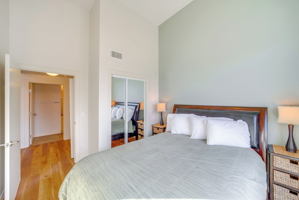 Walk to Lake Chelan: Top-level Waterfront Condo