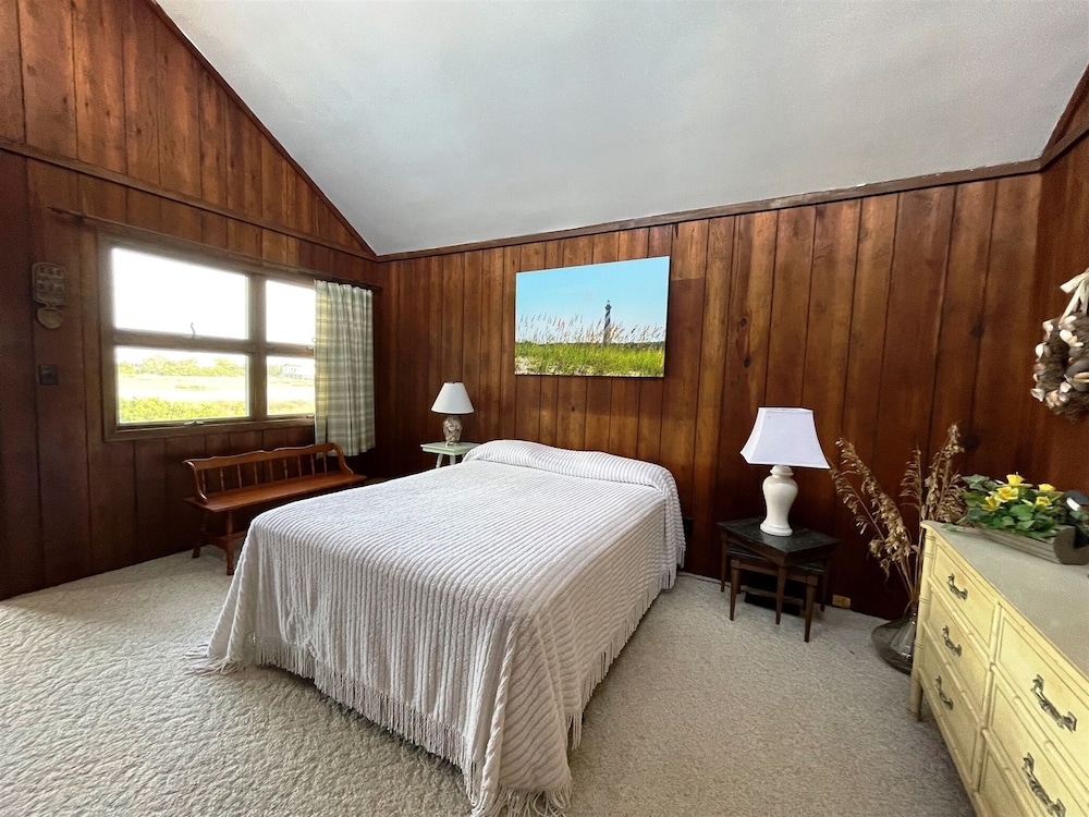 Will's Hideaway 3 Bedroom Cottage by RedAwning