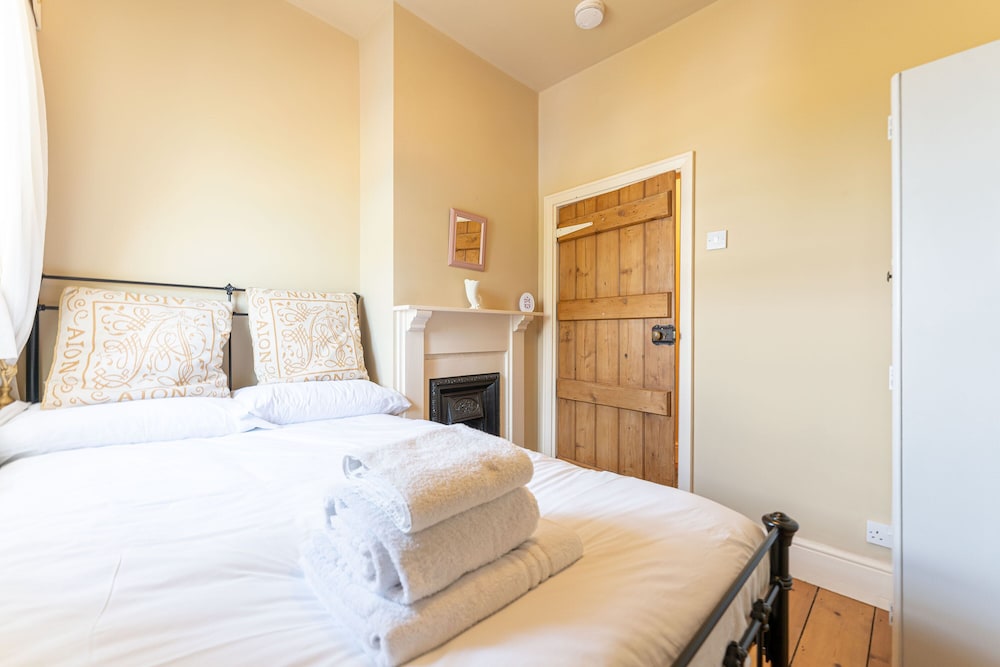 Beautiful Country Cottage view 3