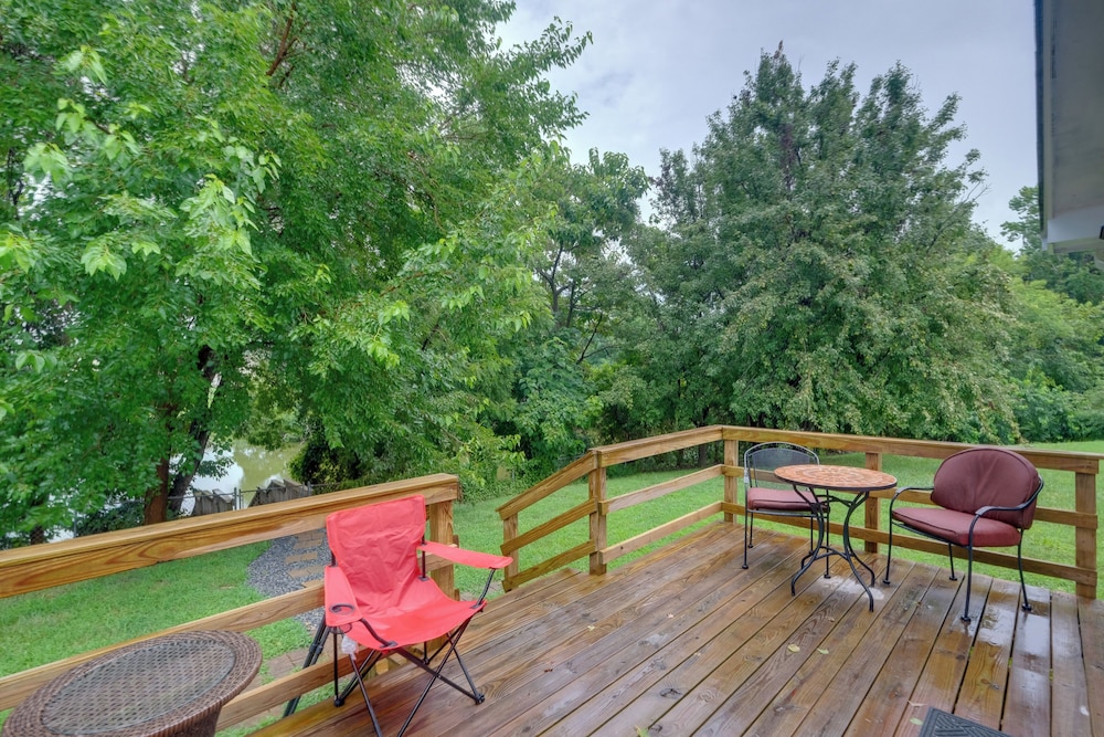 Fish, Relax & Enjoy Lake Views: Colonial Beach Gem