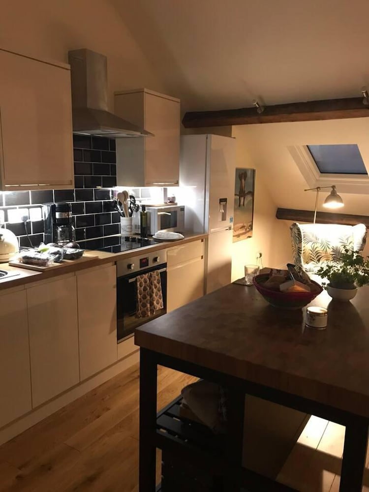 Modern Penthouse With Views in Stroud view 5