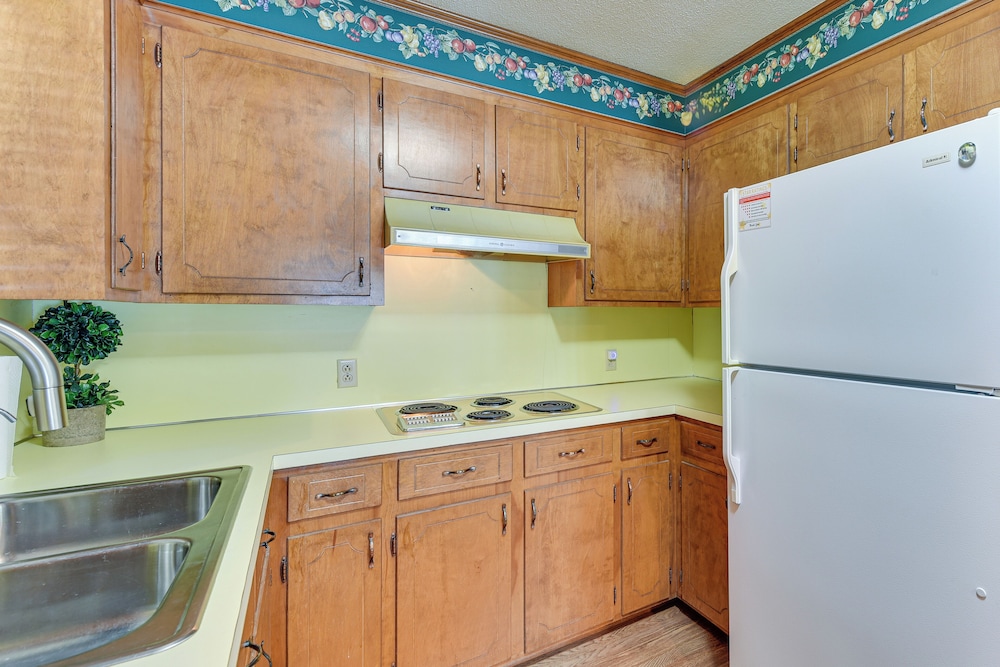 On Lake Tillery: Spacious Home w/ Screened Porch!