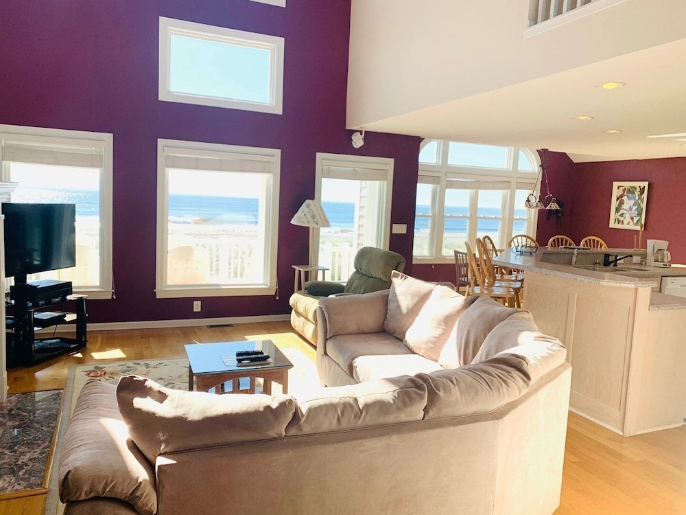 License To Chill 4 Bedroom Home by RedAwning