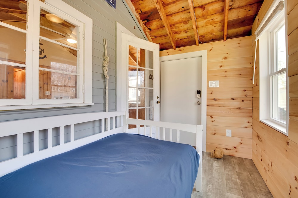 Walk to Long Sands Beach: Cottage w/ Fire Pits!