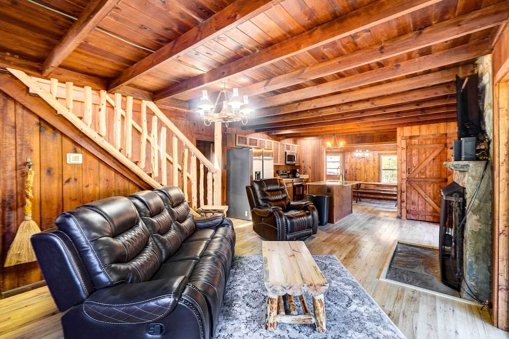 Gatlinburg Cabin: Hot Tub & River Views view 4
