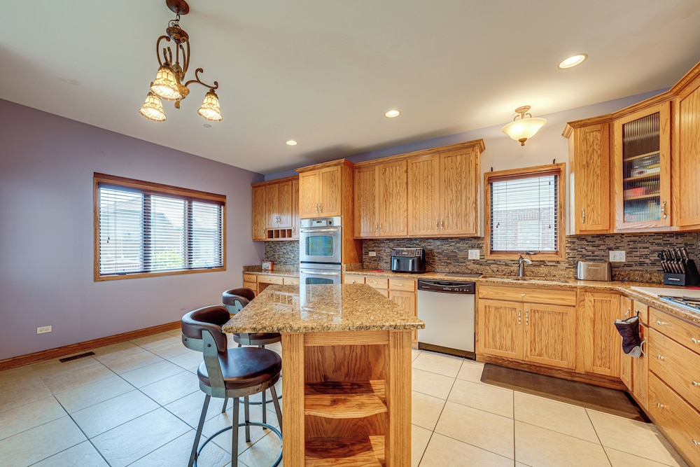 Game Room & Deck: Family Home in Chicago Area!