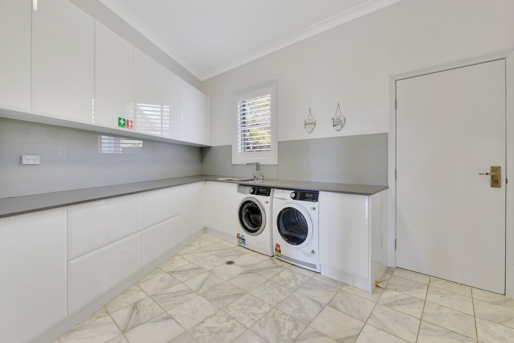Expansive Toowoomba Retreat With Garden BBQ