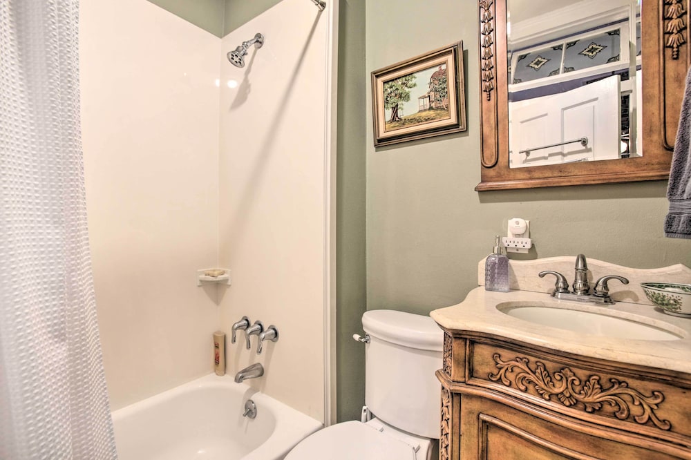 Inviting Uptown New Orleans Apt: Perfect Location!