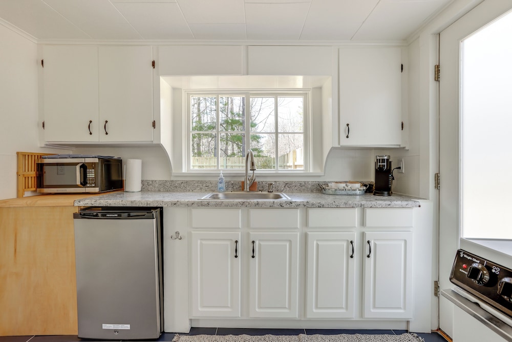 Walk to Beach & Dtwn: Frankfort Cottage w/ BBQ