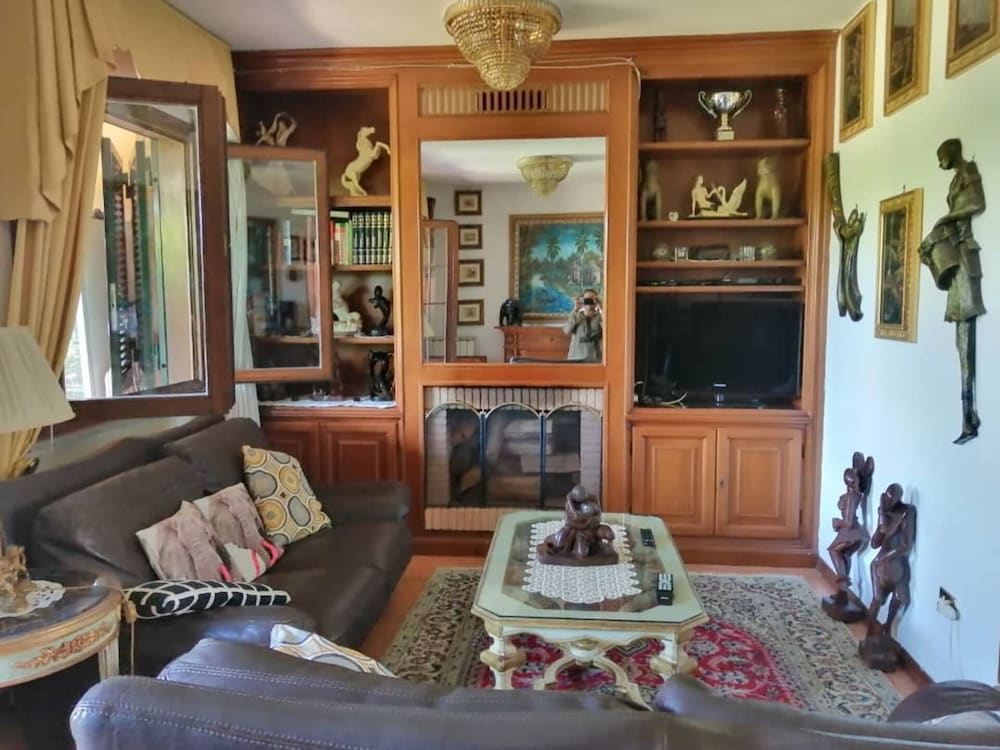 Villa Sleeps 6 With Garden and Gym