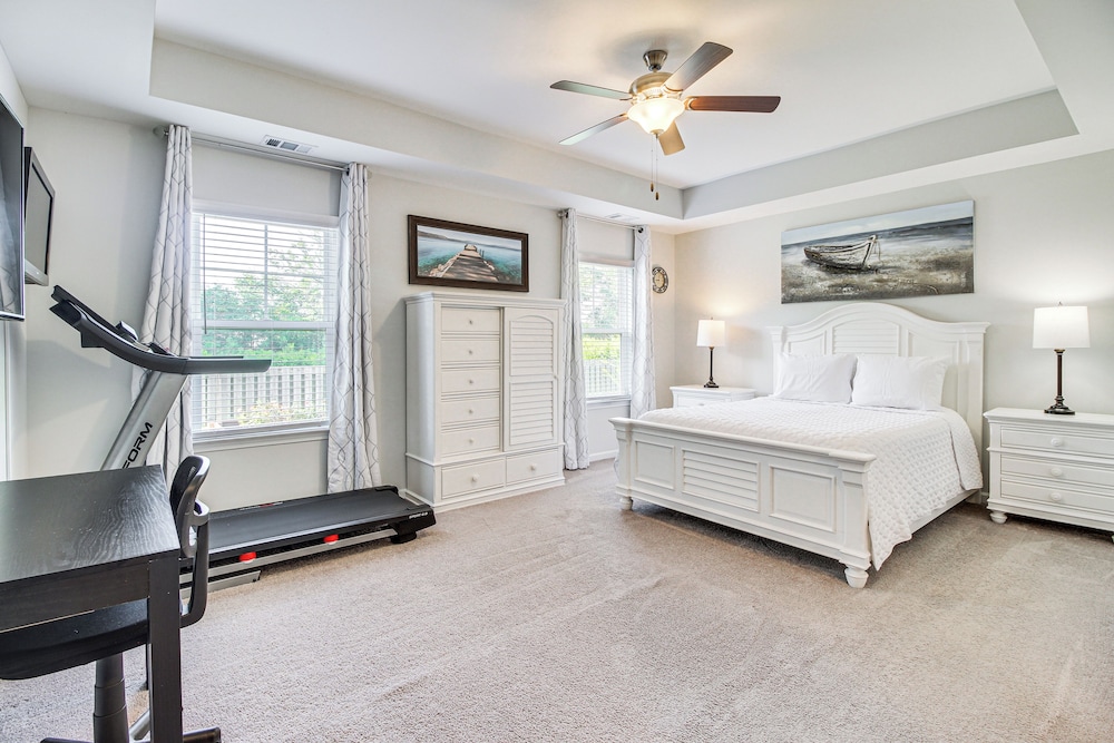 1 Mi to Shopping District: Chic Springfield Home