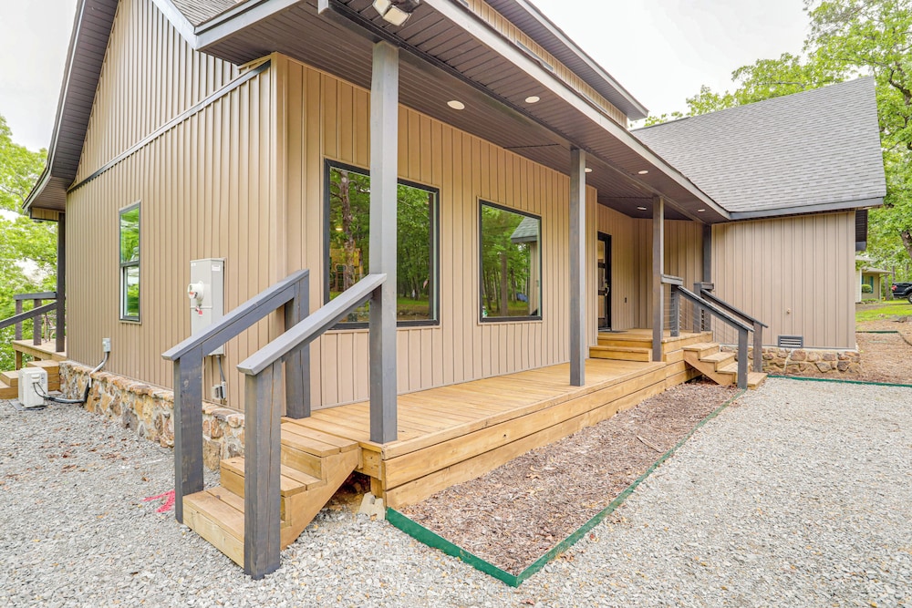 Greers Ferry Lake Retreat: Game Room + Fire Pit!