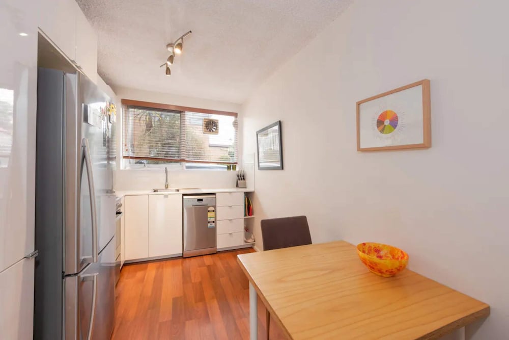 Well-appointed Sunny 2 Bedroom Apartment in Northcote With Parking