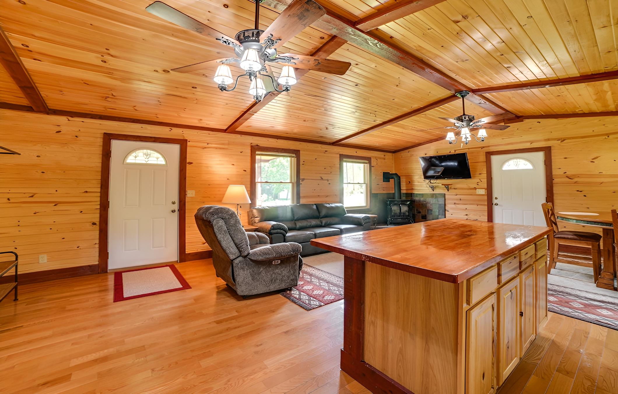 Cozy Cabin in Hardin ~ 1 Mi to Kentucky Lake! view 4