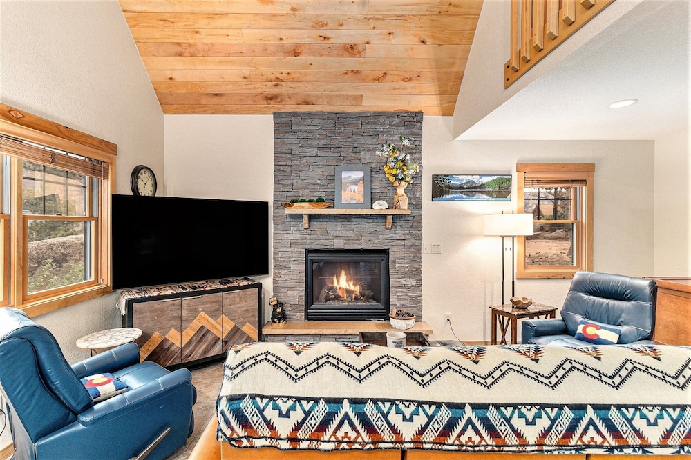 Solitude Beaver #3 - Estes Park 2 Bedroom Condo by RedAwning
