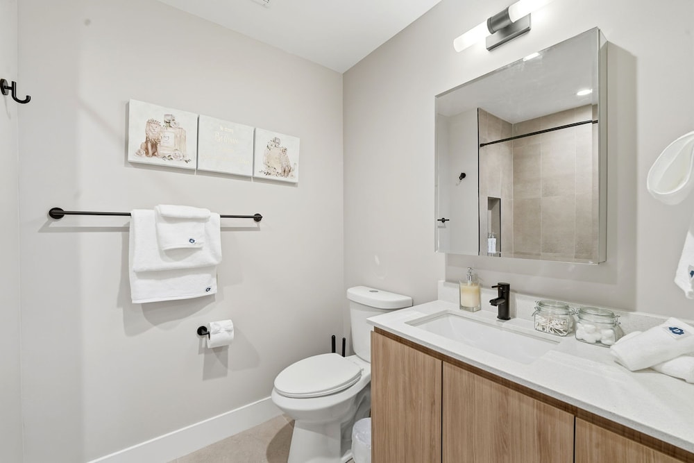 Comfy Condo - Gym Free Parking Modern Amenities
