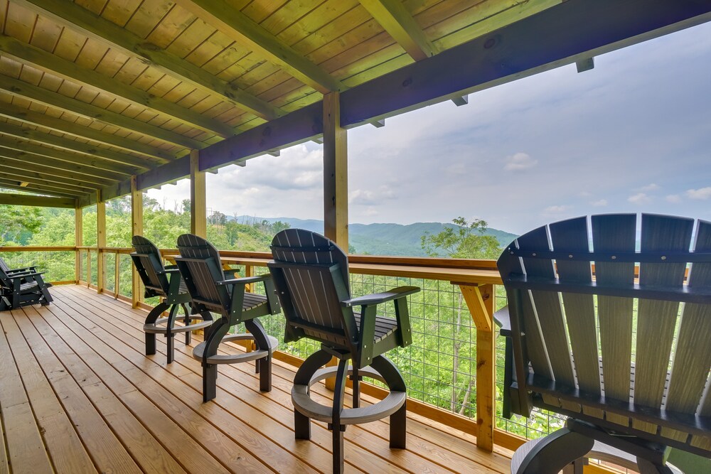 Gorgeous Gatlinburg Cabin: Large Deck & Hot Tub! view 5