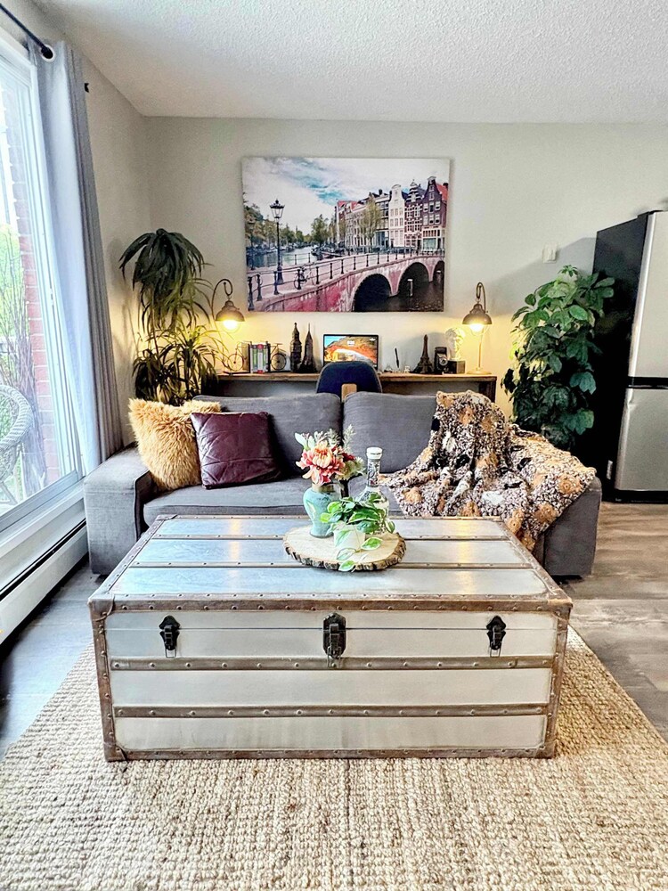 Stylish Downtown Condo near Rogers Place | Parking, Gym, Balcony & Kitchen
