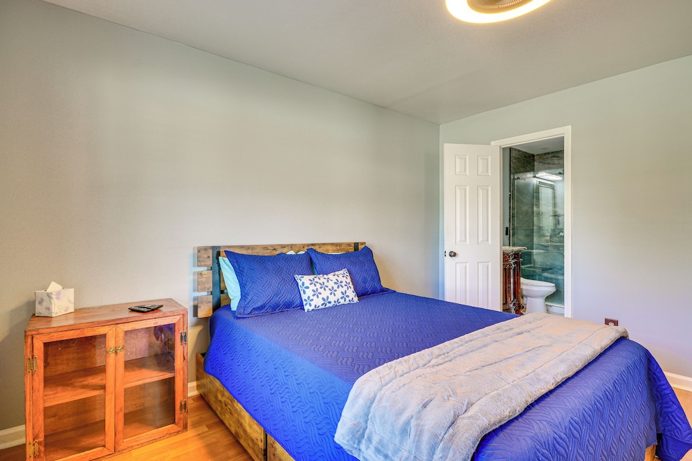 2 Mi to Dtwn Greensboro: Pet-friendly Retreat!