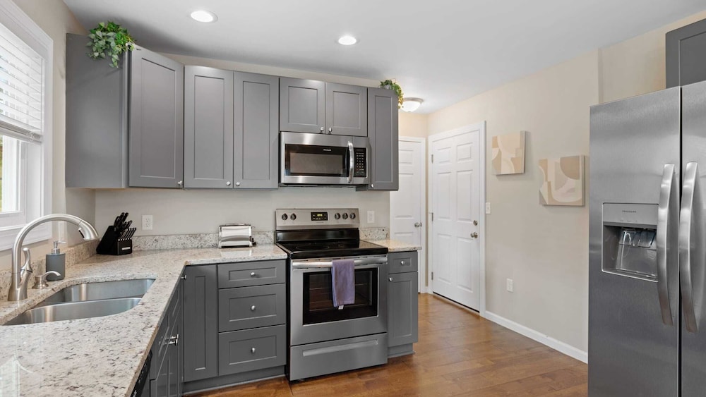 10 Townhomes, Sleeps 89 6 Mins to DT Asheville Sycamore Cove by Avantstay