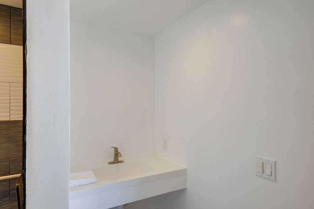 Mountain Views: Minimalist California Studio