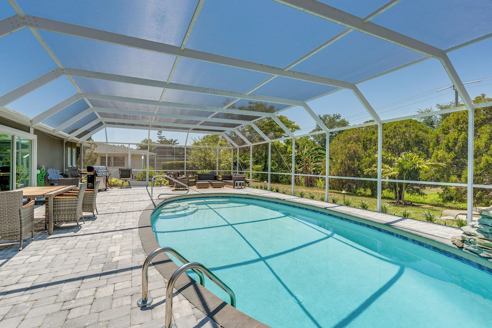 Sarasota Home w/ Pool: 4 Mi to Siesta Key Beach!