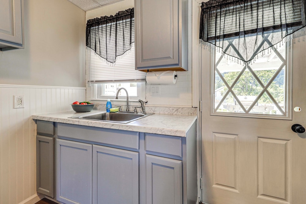 3 Mi to Dtwn & Flood Museum: 'cozy Q Cottage'