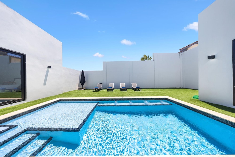 Brand NEW Villa Central Location Private Pool