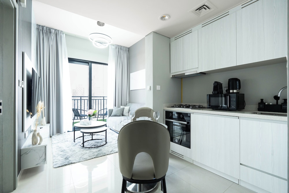 Keyrock Living - 1BR with Lake View