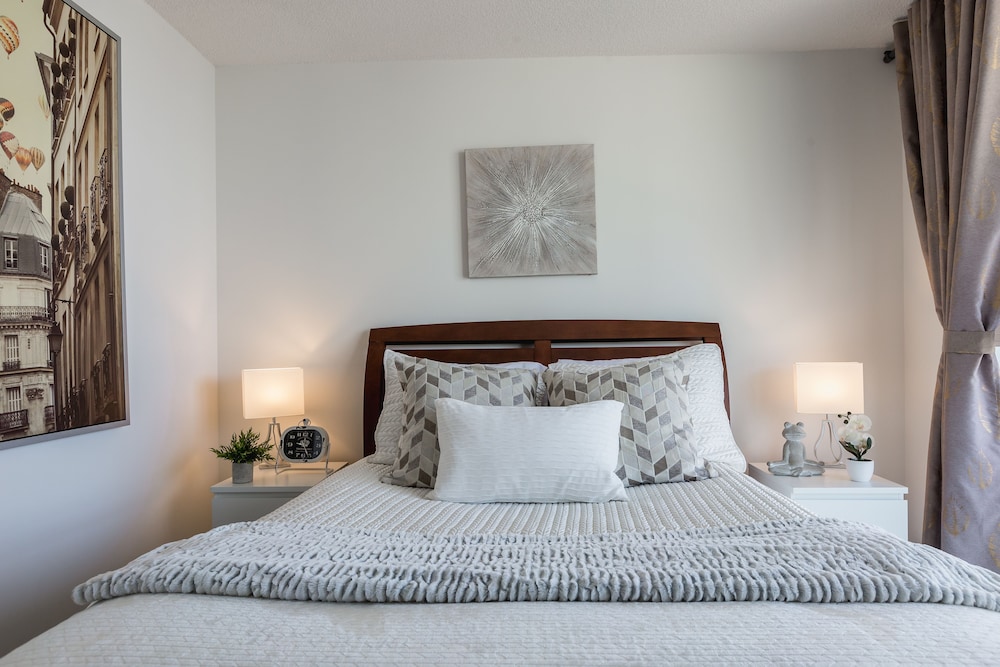 QuickStay - Premium 2-Bedroom with CN Tower & Lake Views - Image 5