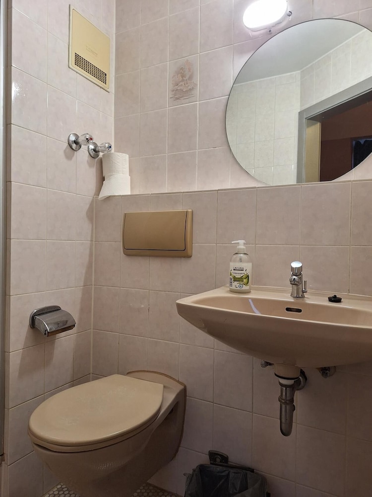 2-Rent Group Hostel Rooms AUB162