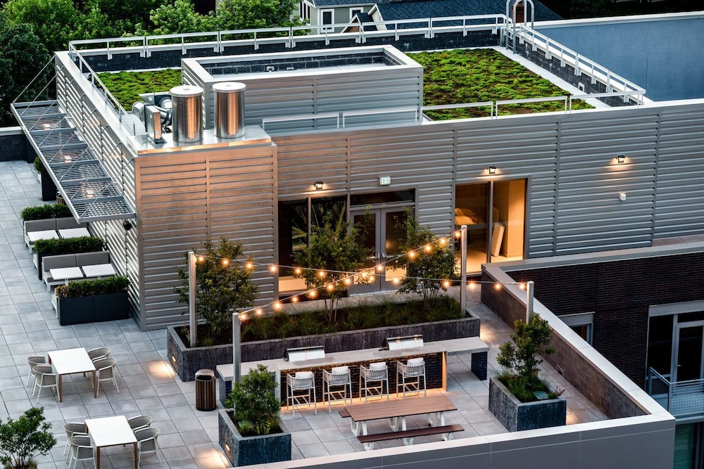 Stylish Apartment Steps from the Metro