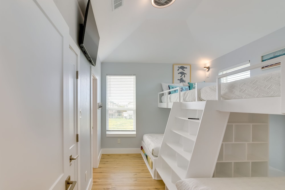 Steps to Beach: Vibrant House in Galveston!